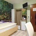לינה וארוחת בוקר Haus Petra אלטנאו